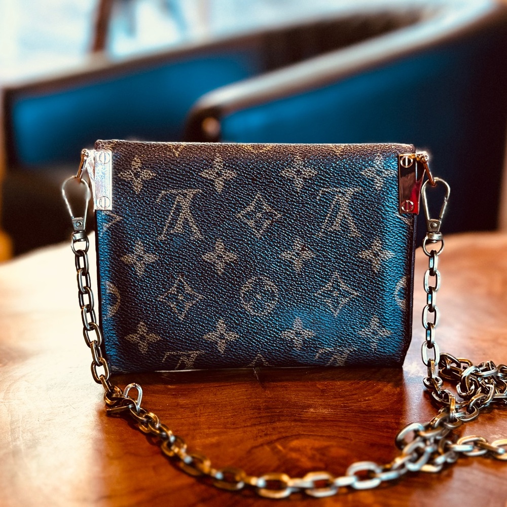 LOUIS VUITTON
Monogram Porte Tresor Etui Papiers
Wallet vintage converted - Picture 4 of 17